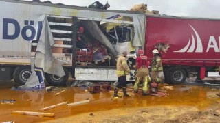 Kuzey Marmara Otoyolunda 2 tır çarpıştı. Olay yerine itfaiye ekipleri sevk edildi.