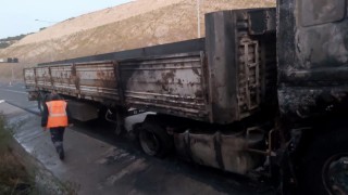 Kuzey Marmara Otoyolunda seyir halindeki tır alev alev yandı