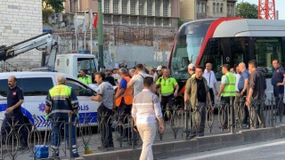 Lalelide tramvay ile polis aracı kafa kafaya çarpıştı:3 polis yaralı