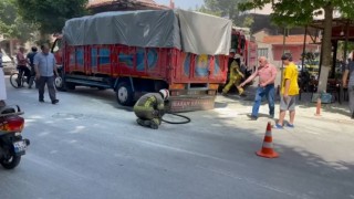 Lastiği tutuşan kamyon alev almadan söndürüldü