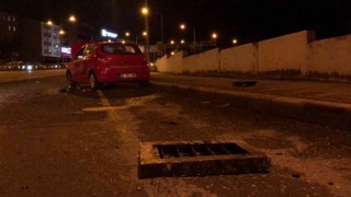 Logar kapağına çarpan otomobil devrildi: 3 yaralı