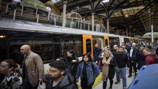 Londrada metro çalışanları 24 saatlik greve gitti