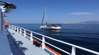 Makine arızası ile denizde sürüklenen tekne Marmara Adası Limanına yanaştırıldı