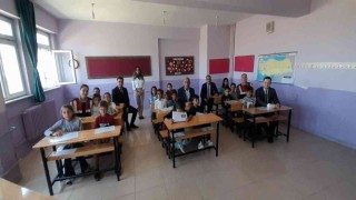 Malazgirtte öğrencilerin karne sevinci