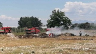 Manavgatta boş arsalardaki kuru otlar yangın tehlikesi oluşturuyor