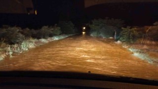 Manisada heyelan yolu trafiğe kapattı