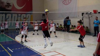 Manisada Mini Voleybol coşkusu