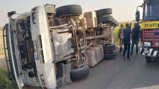 Mardinde buğday yüklü tır devrildi: 2 yaralı