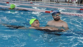 Mardinde öğrencilerin karne hediyesi yüzme öğrenmek
