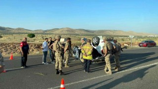 Mardinde otomobil ters yattı: 4 yaralı