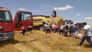 Mardinde tarlada çalışan biçerdöverden yangın çıktı