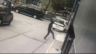 Maskeli hırsızı kıyafetleri yakalattı