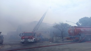 Menemende deri fabrikasında yangın
