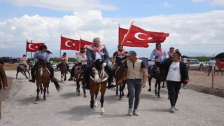 Menemende rahvan atlar kıyasıya yarıştı