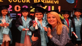 Merkezefendiye kazandırılan çocuk bakım evinin ilk minikleri mezun oldu