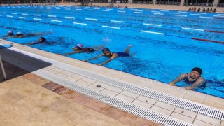 Mersin Büyükşehir Belediyesinin ücretsiz yüzme kursları başladı