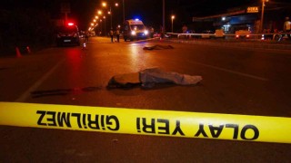Mersinde motosiklet kamyonun altında kaldı: 2 ölü, 1 ağır yaralı