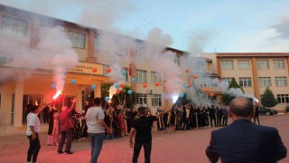 Meşaleli mezuniyet kutlaması