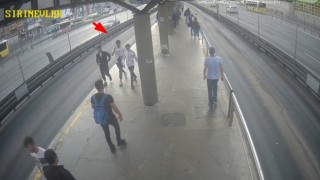 Metrobüsle hırsızlığa gittiler: Şüphelilerden biri kaçarken cüzdanını düşürdü