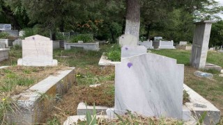 Mezarlıkta merak uyandıran görüntü