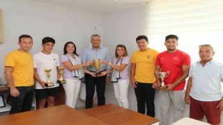 Mezitli Belediyesinin sporcuları kupalarını Başkan Tarhana getirdi
