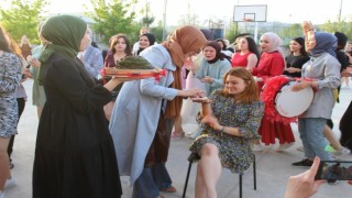 Mezun olan öğrencilere kına yakıldı