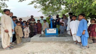 Mezuniyet anısına Pakistanda su kuyusu açtırdılar