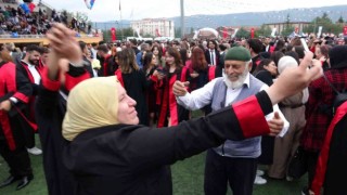 Mezuniyet töreninde gençlere taş çıkarttı