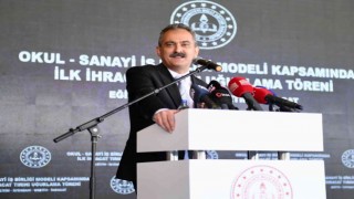 Milli Eğitim Bakanı Özer, okul sanayi iş birliğinin ilk ihracat tırını uğurladı