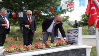 Milli güreşçi Akdağ, mezarı başında anıldı
