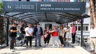 Milli Sporcu Burcu, memleketi Aydında çiçeklerle karşılandı