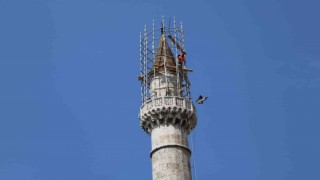 Minare tepesinde tehlikeli çalışma