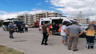 Minibüs ile kamyonet çarpıştı: 8 yaralı