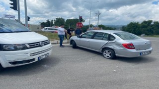 Minibüsle çarpışan otomobildeki 2 kişi yaralandı