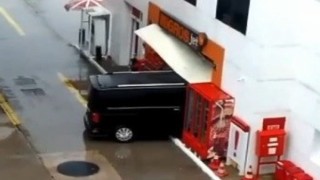 Minibüsle Migrosa daldı
