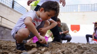 Minik arkeologlar toprak altına konulmuş kiremit, vazo, tabak ve eski paraları bulmaya çalıştı