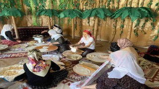Minik öğrenciler hamur açıp börek yaptı
