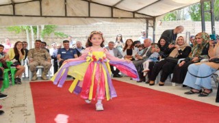 Minik öğrencilerden geri dönüşüm defilesi
