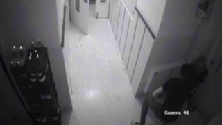 Misafir geldiği apartmanda ayakkabı avına çıktı, o anlar kameraya yansıdı