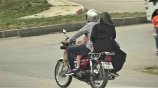 Motosiklete 4 kişi binen ailenin tehlikeli yolculuğu