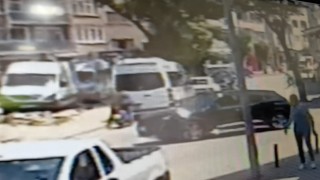 Motosikletin park halindeki minibüse çarpma anı kamerada