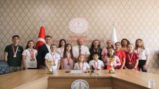 Müdür Başyiğit, dereceye giren Karate-Do öğrencilerini kabul etti
