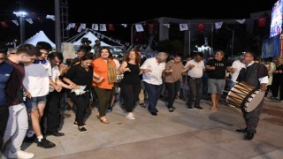 Muratpaşadaki Güneydoğu Anadolu Gecesinde halaylar durmadı