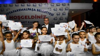 Mustafakemalpaşanın küçük kursiyerler sertifikalarını aldı