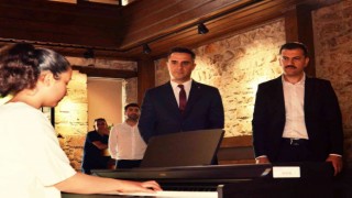 Müze ziyaretçilere piyano resitali