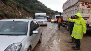 Nazillide sağanak yağış nedeniyle kapanan yollara anında müdahale