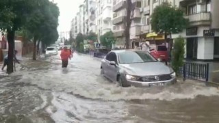 Nazillide sağanak yağış sokakları dereye çevirdi