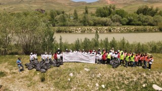 Nehri Sanatla Yıkamak Projesi çerçevesinde öğrenciler Çoruh Nehri etrafında çöp topladı