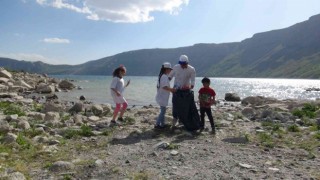 Nemrut Krater Gölü kıyısında çöp toplama etkinliği düzenlendi