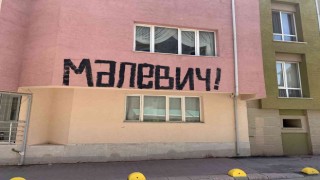 Nerdeyse bütün binalarda aynı yazı yazıyor
